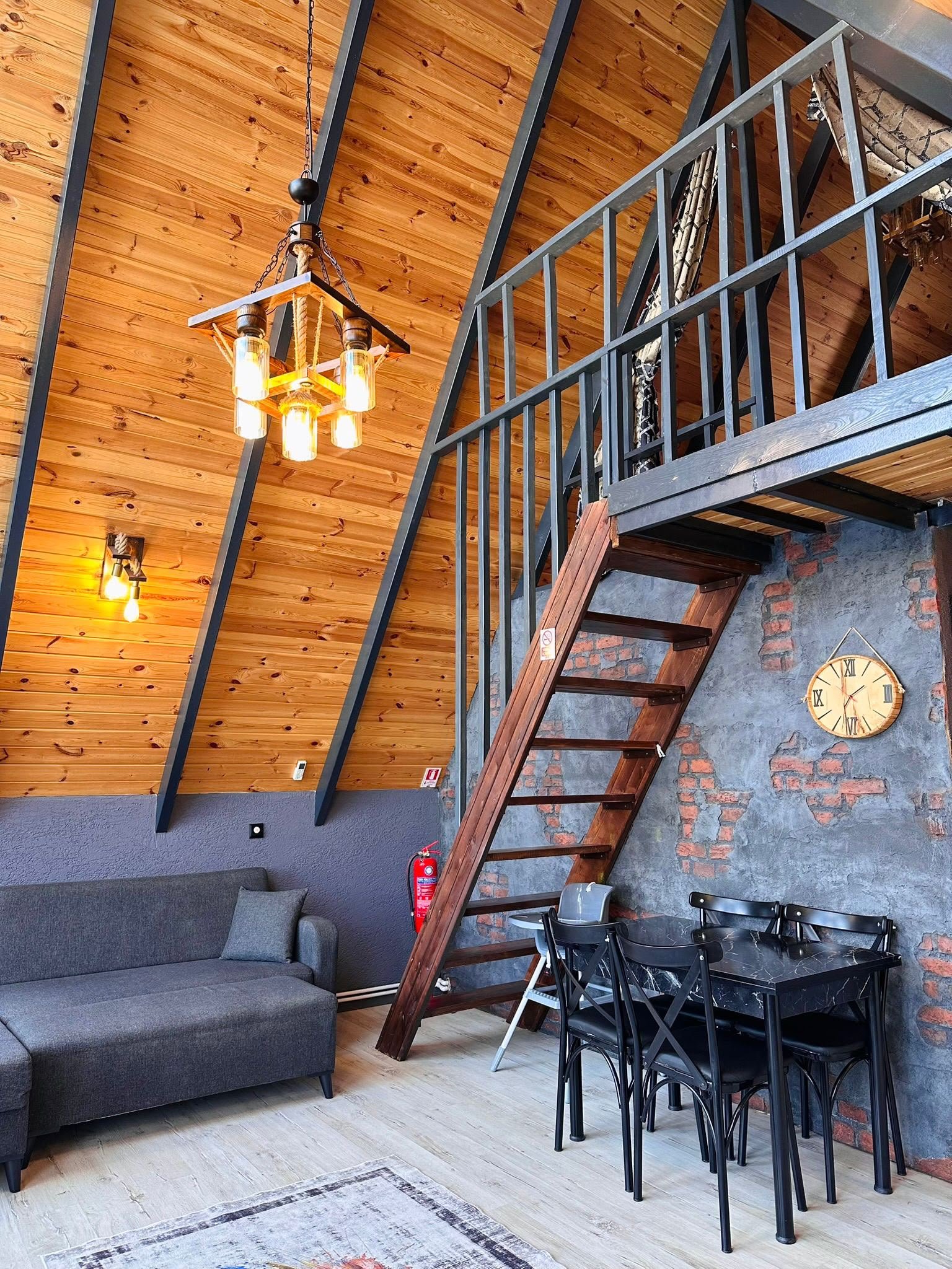 Salon oturma alanı ve yemek masası
