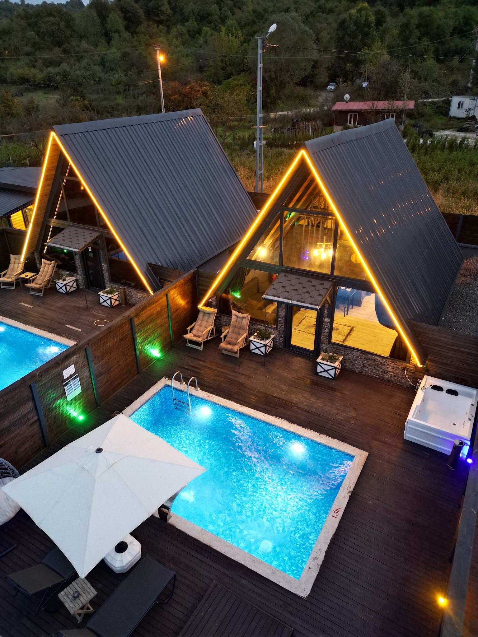 Gece aydınlatmalı özel havuz ve A-frame bungalovlar