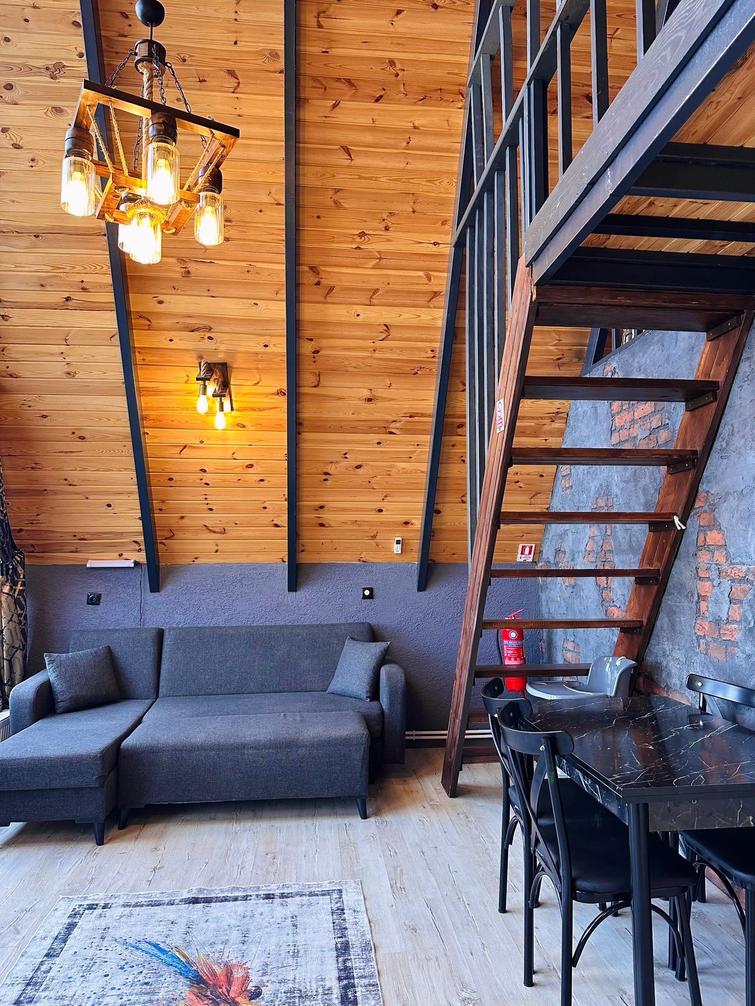Geniş salon, L koltuk ve loft merdiveni