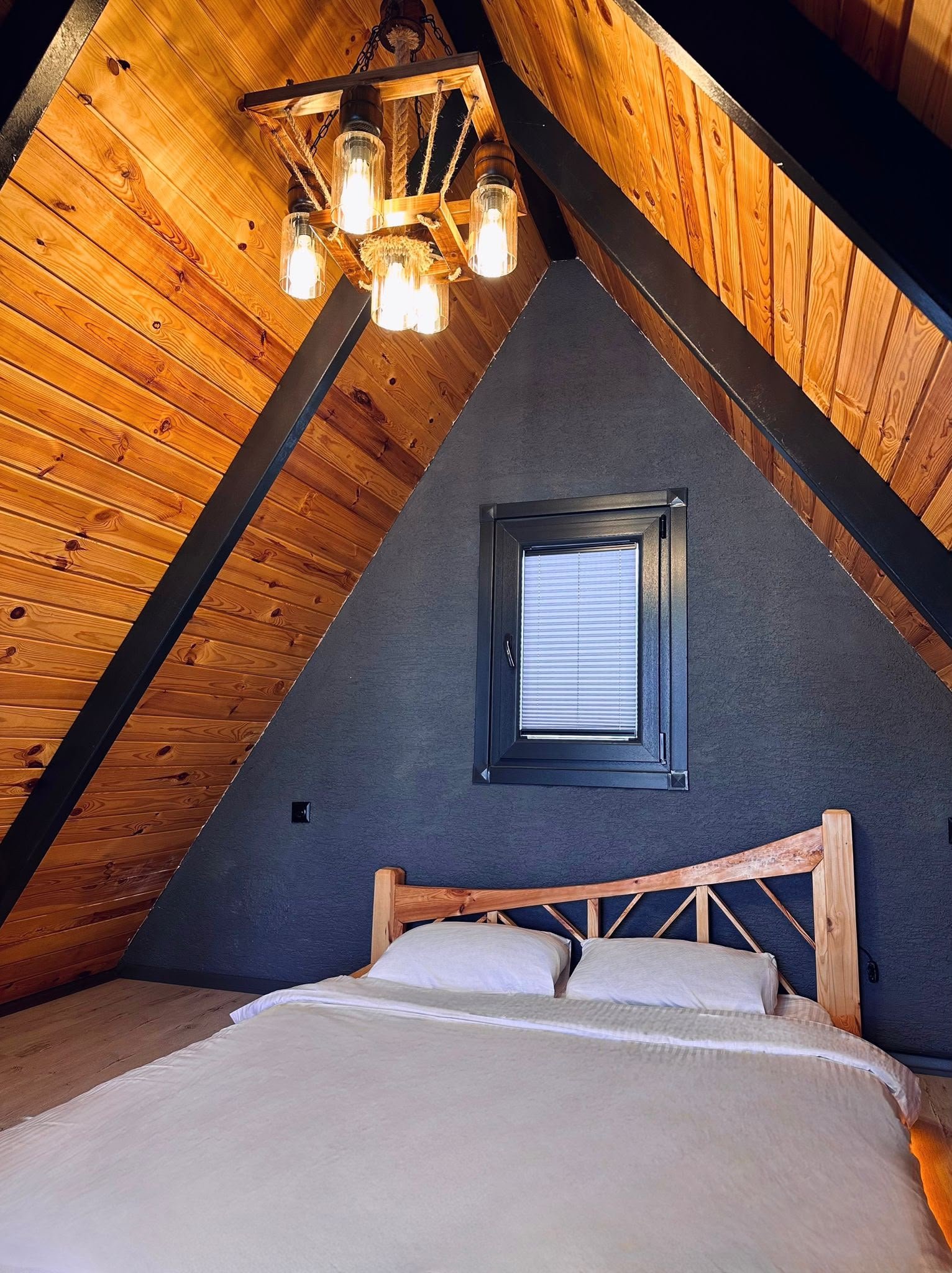 Asma kat loft çift kişilik yatak odası